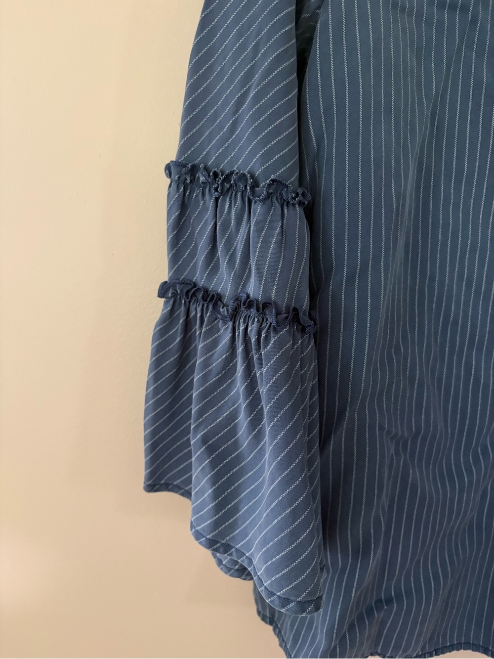 Express Top Navy Blue Pinstripe 3/4 Bell Sleeve Relaxed Fit Blouse Size Large - Picture 3 of 9